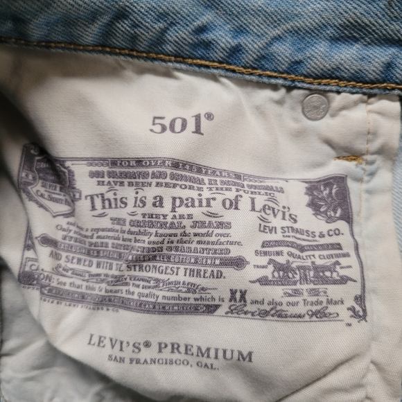 Levi's Premium 501 Light Wash Staright with Stars on Pockets - Picture 4 of 9